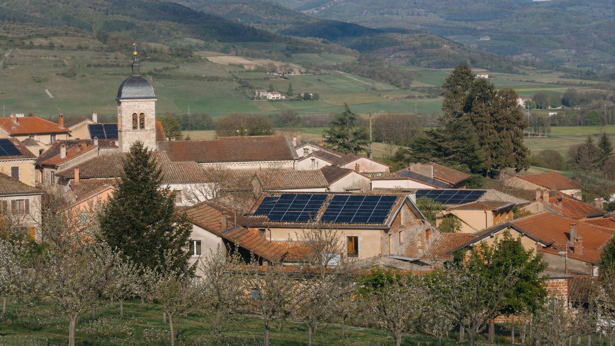 Un village de Rhône-Alpes dont plusieurs toits portent des panneaux.