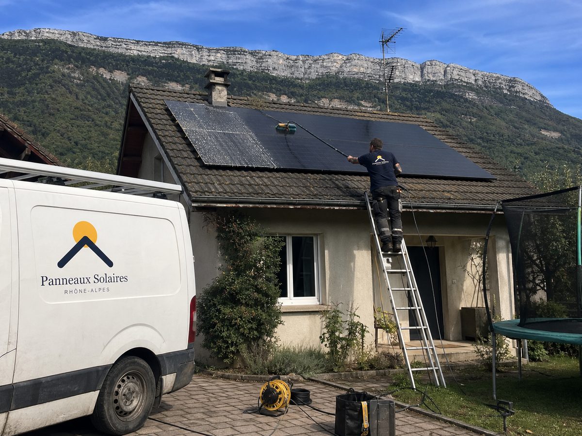Nettoyage des panneaux d'une maison au pied d'une longue montagne calcaire