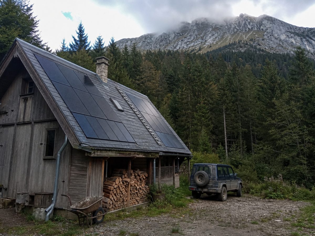 Chalet en bois à Saint-Pierre-de-Chartreuse, onze panneaux sur le pan d'ardoise sud, Chamechaude au-dessus de la forêt