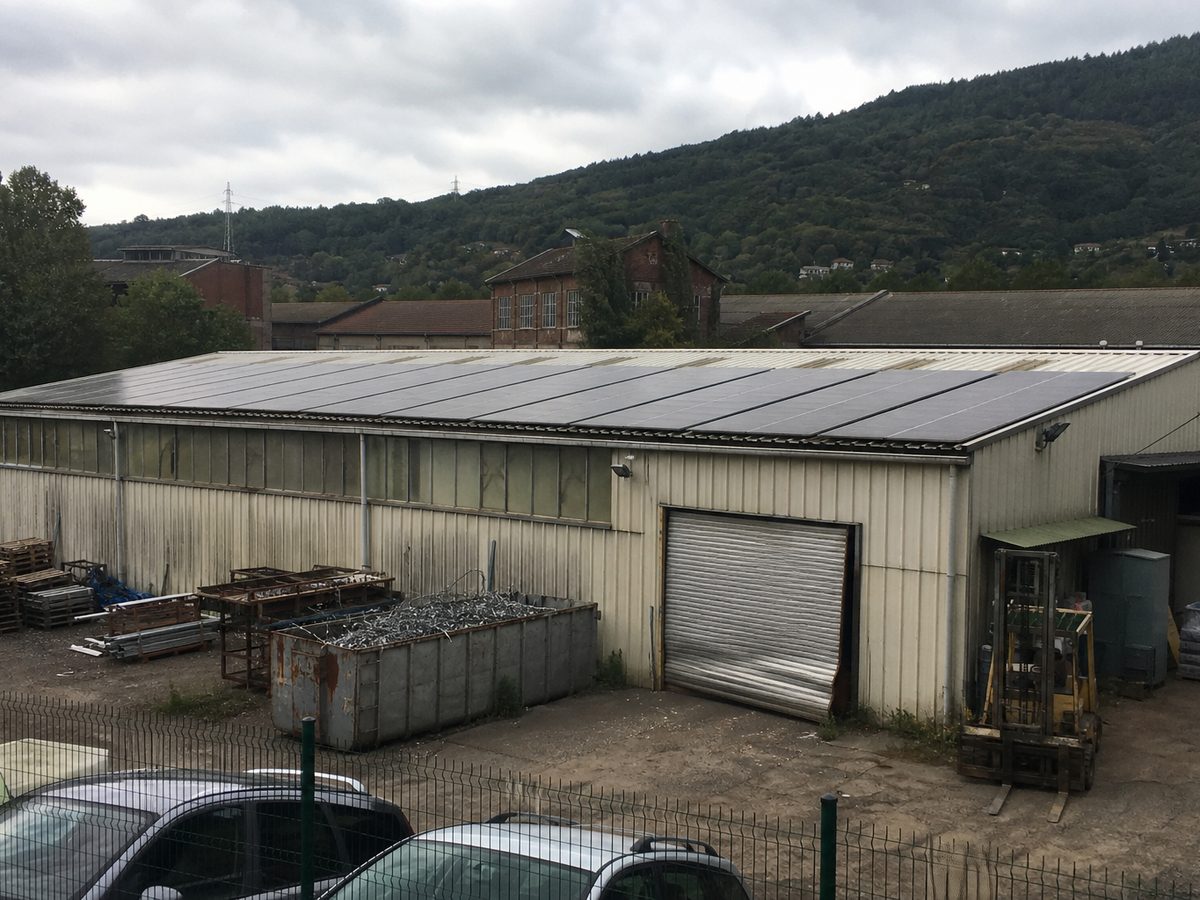 Atelier de mécanique à Saint-Chamond, panneaux sur les deux pans est et ouest, le Pilat derrière