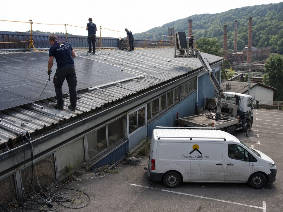 Pose sur le toit de l'atelier pendant la fermeture d'août, parking vide et nacelle contre le bâtiment